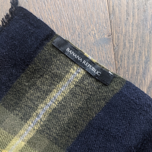 Banana Republic Plaid/Tartan Blanket Scarf - Picture 5 of 7